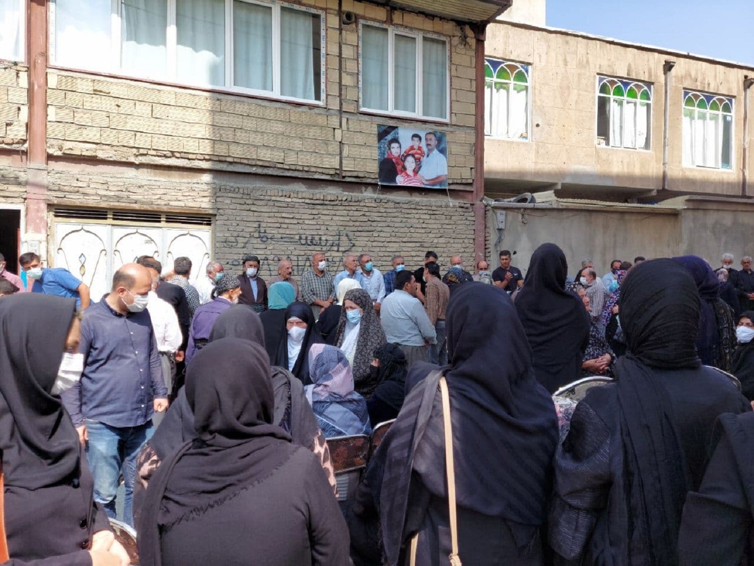 The Mandumi family's funeral at their residence in Faizawa neighborhood in Sanandaj, Kurdistan Province, Iran. August 7, 2021. Photo: Jabar Dastbaz/Rudaw English The Mandumi family's funeral at their residence in Faizawa neighborhood in Sanandaj, Kurdistan Province, Iran. August 7, 2021. Photo: Jabar Dastbaz/Rudaw English