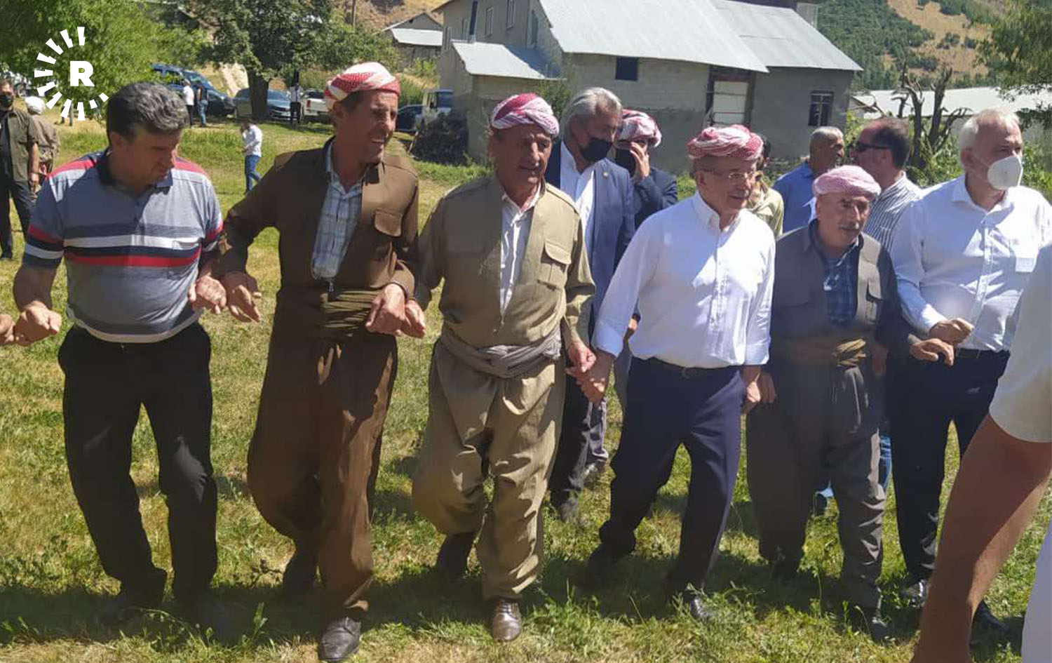 داودئۆغڵو لەکاتی هەڵپەڕین بە جامانەی سوورەوە