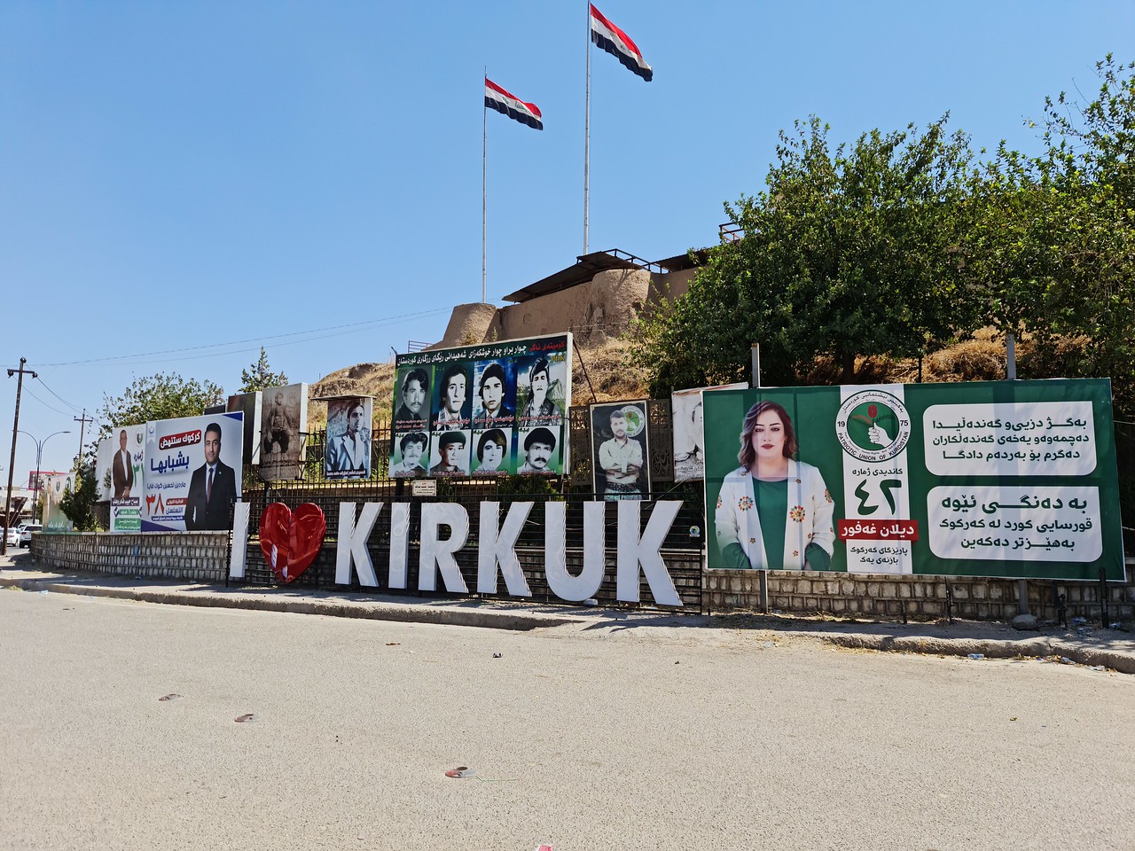 پۆستەری چەند بەربژێرێک لە بەردەم قەڵای کەرکووک بۆ هەڵبژاردنی پەرلەمانی عێراق لە ساڵی 2021. وێنە: بڵند تاهیر - رووداو
