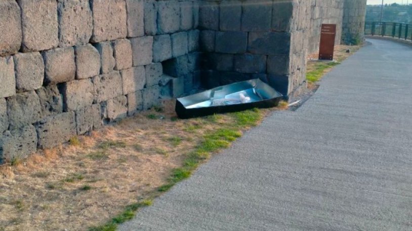 Tabutlar aşağı atıldı