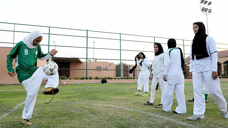 Suudi Arabistan'da kadın futbolcular antrenmanda (Foto: AP)