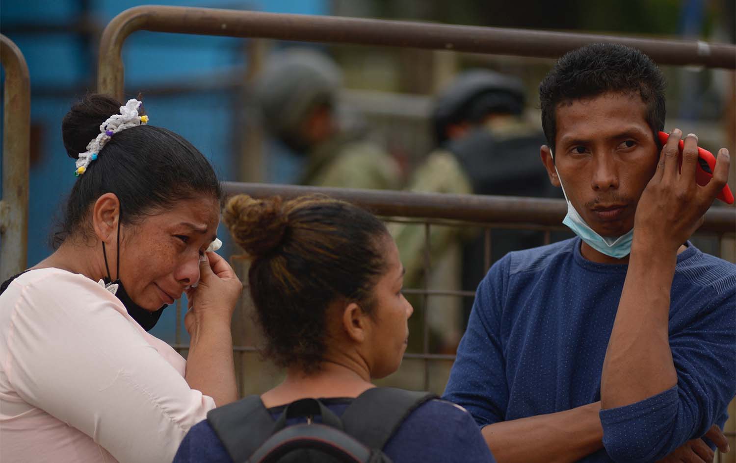 ئافرەتێک لە دەرەوەی زیندانەکە بۆ کەسوکاری دەگریێت. وێنە: AFP