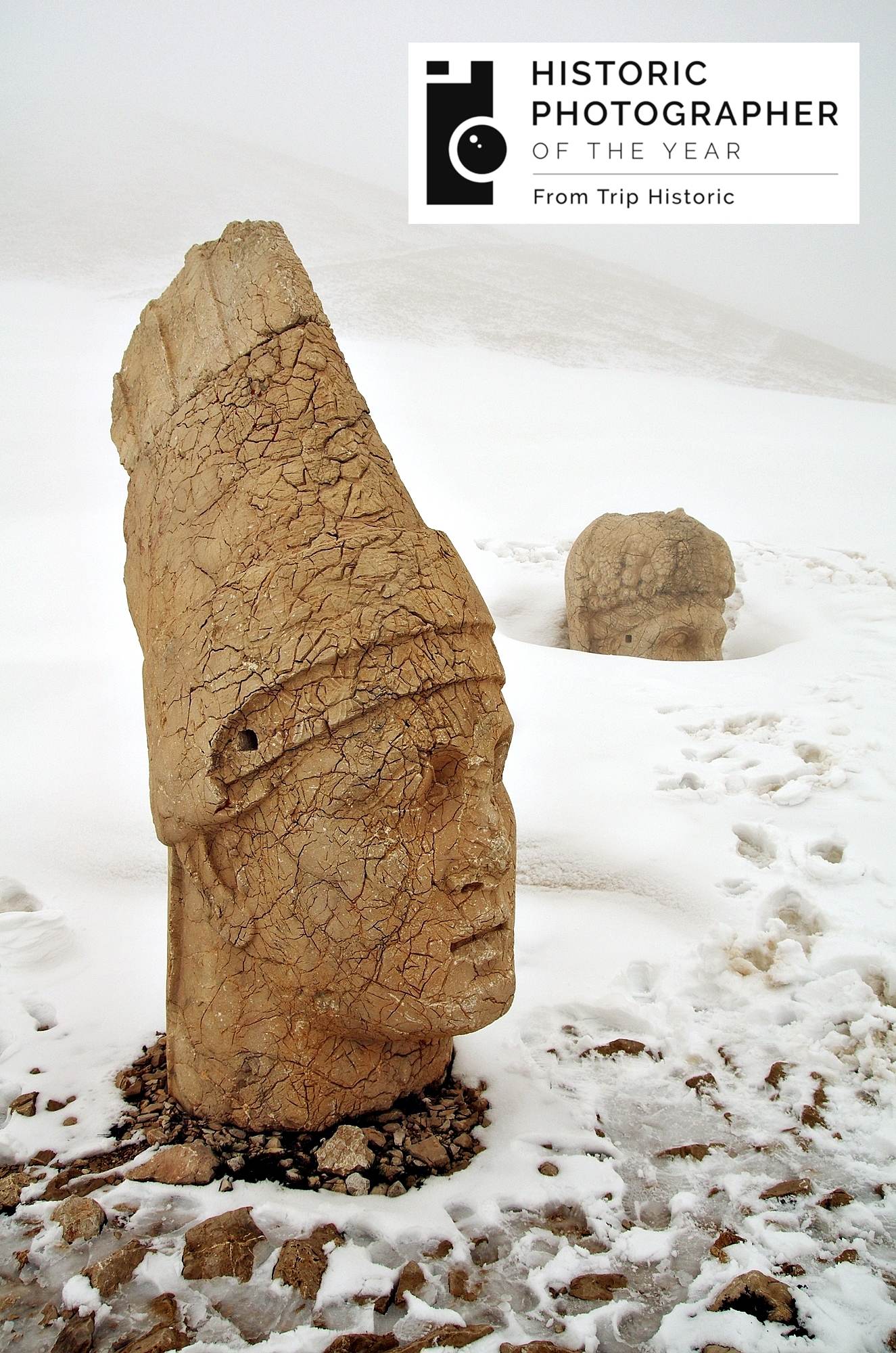 Mehmet Masum Süer, Nemrut kalıntılarında bulunan 2 Kommagene kralının karlar içindeki fotoğrafıyla ödül kazandı.