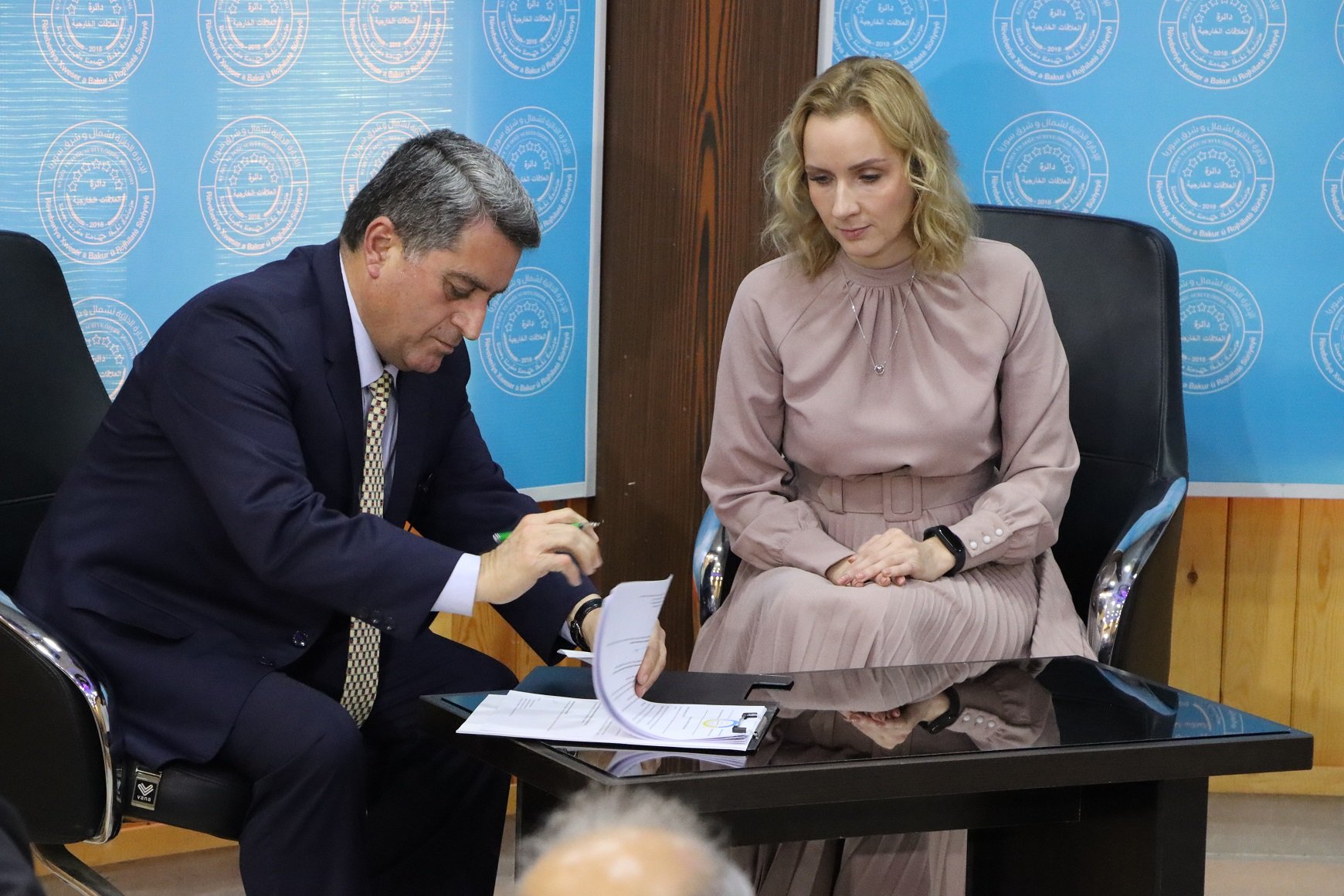 İki taraf heyetler eşliğinde çocukların teslim edilmesi için bir protokol imzaladı (Foto: Hawar News)