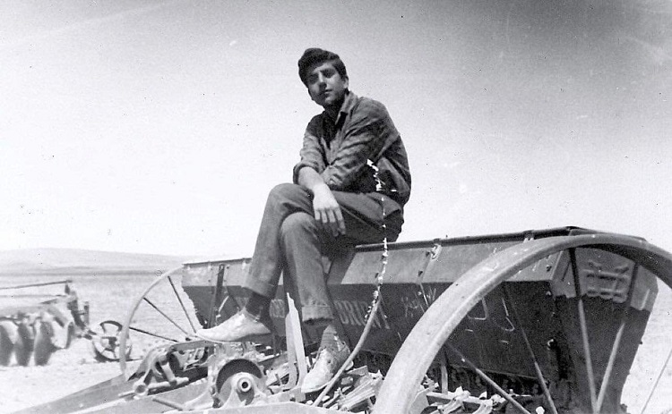 Şahînê Bekirê Soreklî li gundê Mezrê li Kobanî. Şahînê Bekirê Soreklî li gundê Mezrê li Kobanî.