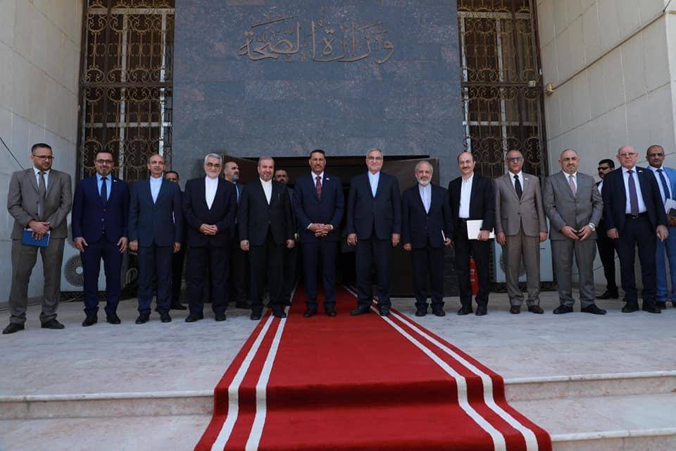 وزير الصحة العراقي مع نظيره الإيراني والوفد المرافق له في مقر وزارة الصحة ببغداد