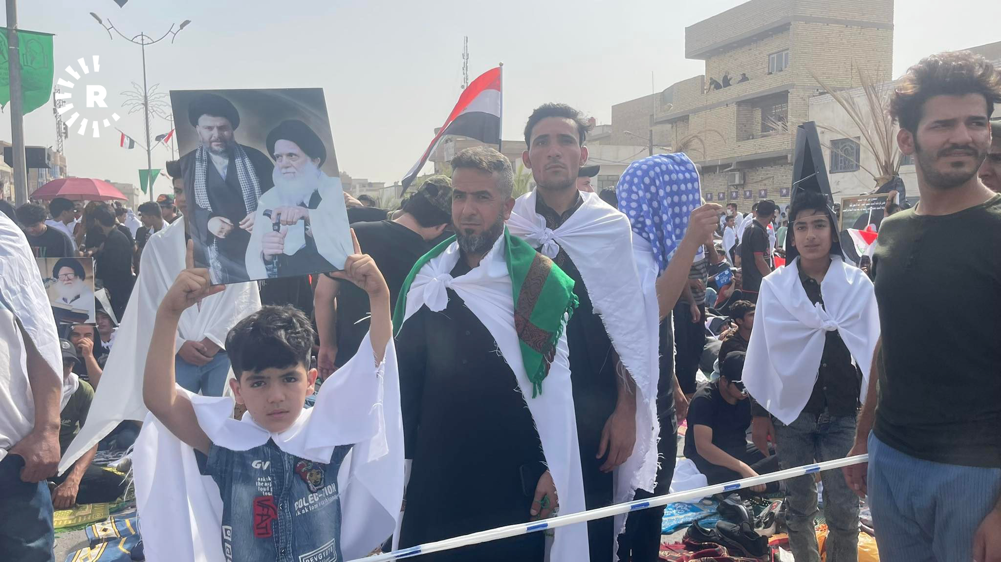 گردبوونەوەی لایەنگرانی سەدر بۆ بەشداری لە "نوێژی یەکگرتوویی." وێنە: ئەنمار غازی - رووداو