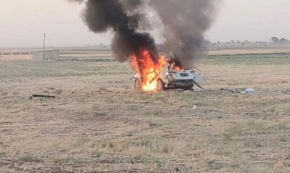 وێنەی ئەو ئۆتۆمبێلەی لە رێگەی قامشلۆ کرایە ئامانج و بەهۆیەوە سەلوا، جانا و رووها گیانیان لەدەستدا وێنەی ئەو ئۆتۆمبێلەی لە رێگەی قامشلۆ کرایە ئامانج و بەهۆیەوە سەلوا، جانا و رووها گیانیان لەدەستدا