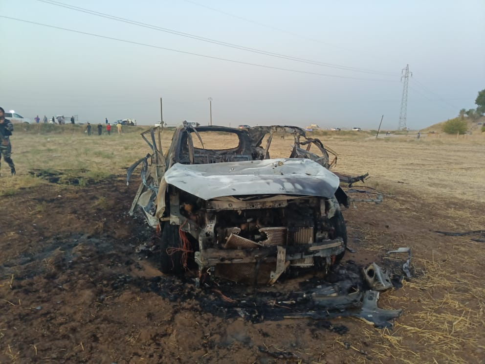 وێنەی ئەو ئۆتۆمبێلەی لە رێگەی قامشلۆ کرایە ئامانج و بەهۆیەوە سەلوا، جانا و رووها گیانیان لەدەستدا وێنەی ئەو ئۆتۆمبێلەی لە رێگەی قامشلۆ کرایە ئامانج و بەهۆیەوە سەلوا، جانا و رووها گیانیان لەدەستدا