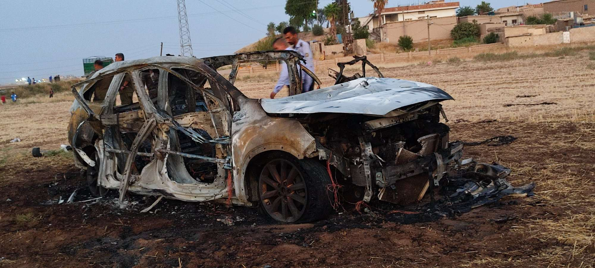 وێنەی ئەو ئۆتۆمبێلەی لە رێگەی قامشلۆ کرایە ئامانج و بەهۆیەوە سەلوا، جانا و رووها گیانیان لەدەستدا وێنەی ئەو ئۆتۆمبێلەی لە رێگەی قامشلۆ کرایە ئامانج و بەهۆیەوە سەلوا، جانا و رووها گیانیان لەدەستدا