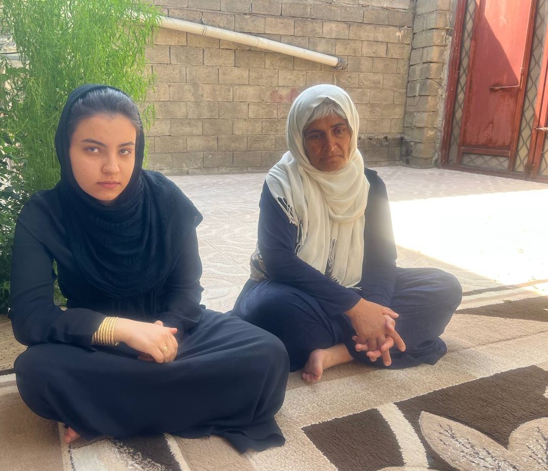 Sadullah'ın eşi Gezize Yunusi ile annesi Meryem Kerimi (Cabbar Destbaz)