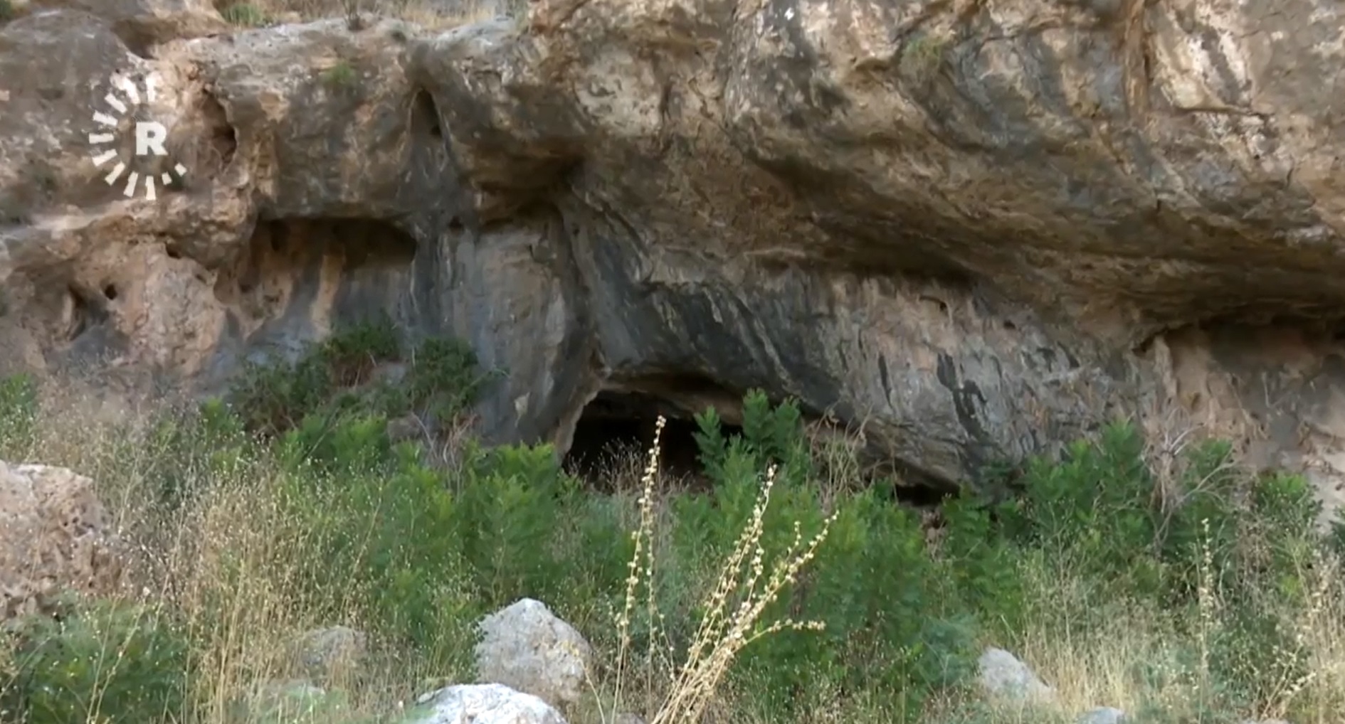 Katliamın gerçekleştiği mağaranın girişi