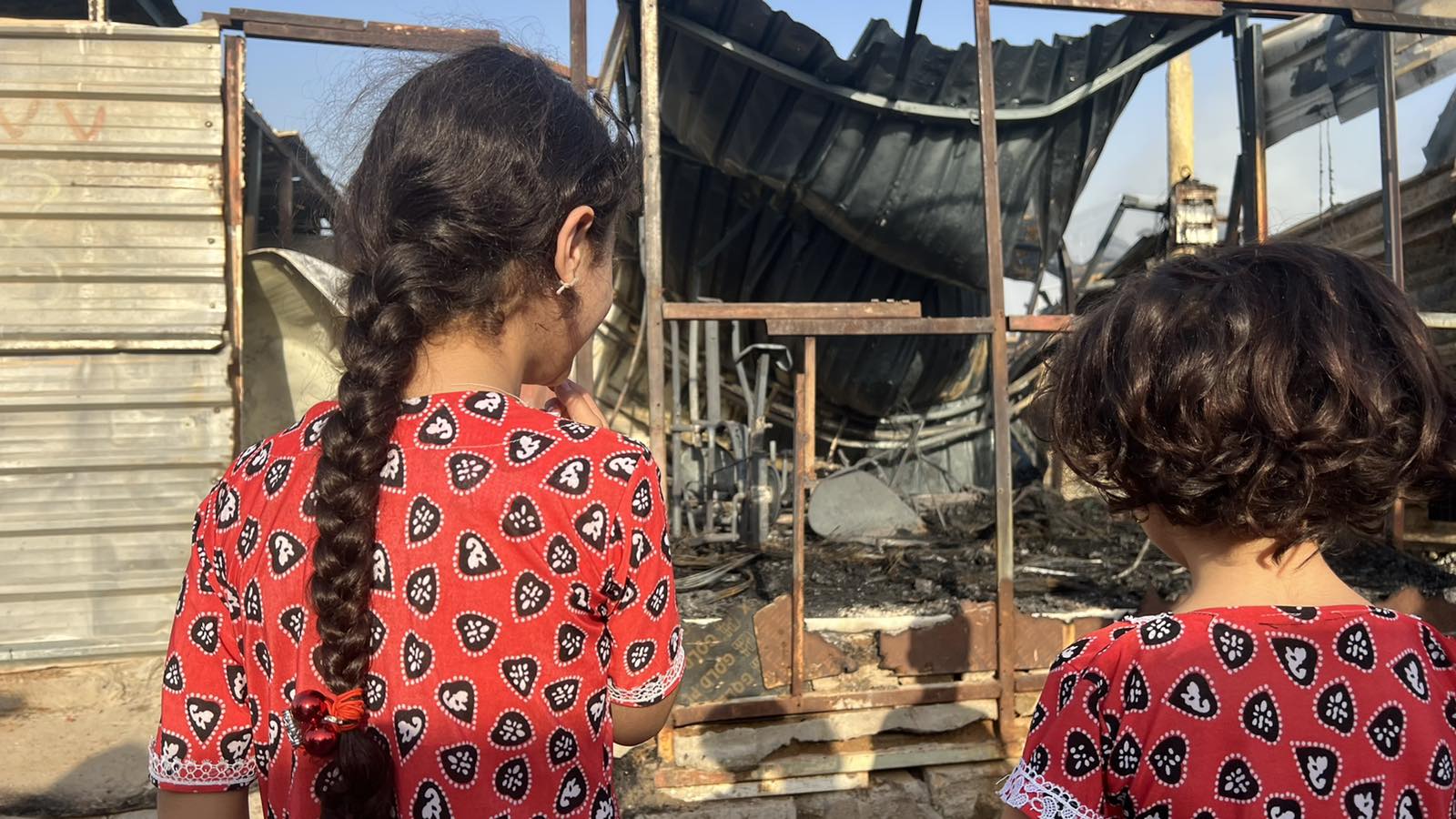 ئاگرکەوتنەوە لە کەمپی هەرشەمی تایبەت بە ئاوارەکانی شنگال لە هەولێر. وێنە؛ هادی سەلیمی - رووداو ئاگرکەوتنەوە لە کەمپی هەرشەمی تایبەت بە ئاوارەکانی شنگال لە هەولێر. وێنە؛ هادی سەلیمی - رووداو