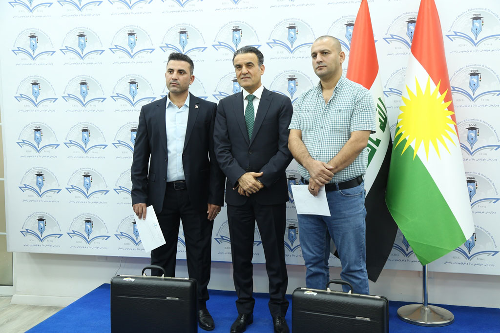  وەزیرى خوێندنى باڵا بڕى کۆمەکەکەى بەشێوەیەکى یەکسان پێشکەشى نوێنەرى نەخۆشخانەکانى هیوا لە سلێمانى و نانەکەلى لە هەولێر کرد