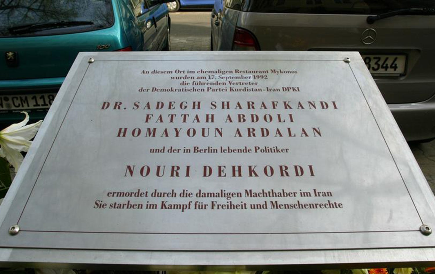 Mykonos Restorantın önündeki anıt