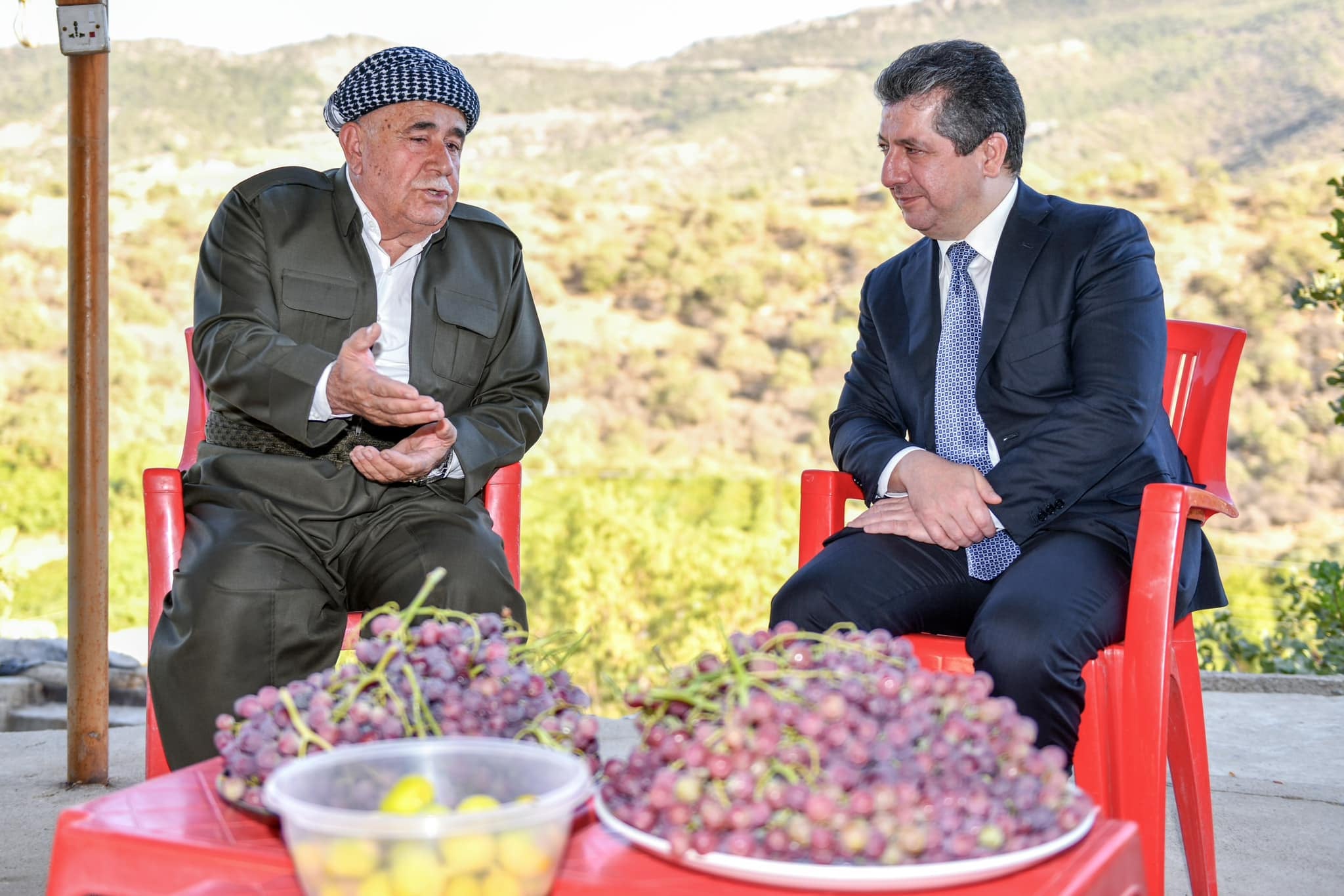 مەسرور بارزانی چووە ماڵی ئەو جووتیارەی دهۆک کە گلەیی ساخنەبوونەوەی بەرهەمەکانی دەکرد