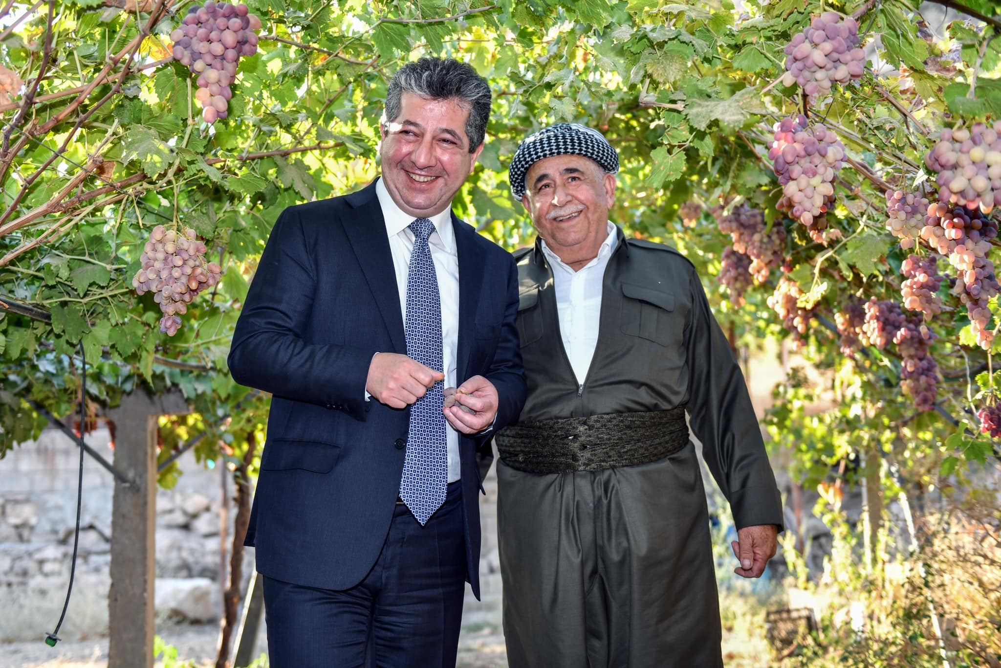 مەسرور بارزانی چووە ماڵی ئەو جووتیارەی دهۆک کە گلەیی ساخنەبوونەوەی بەرهەمەکانی دەکرد