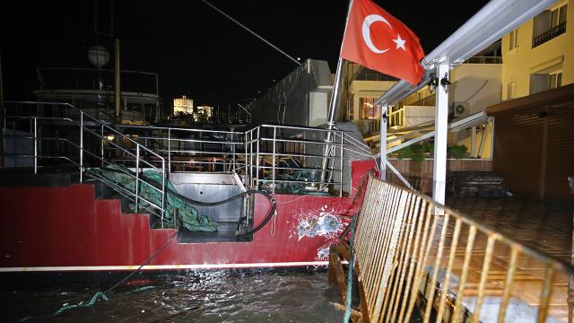 Muğla'nın Bodrum ilçesinde kuvvetli rüzgarla sürüklenen tekne