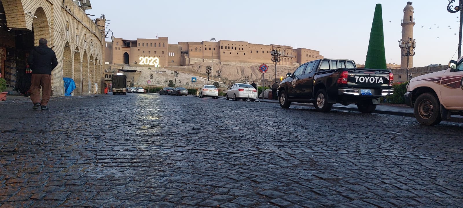 شەقامێکی شاری هەولێر دوای پاککردنەوەی لە زبڵ و خاشاک. وێنە: شارەوانیی هەولێر