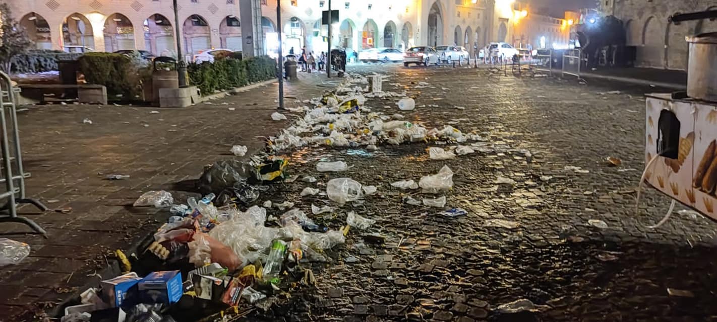 شەقامێکی شاری هەولێر پێش پاککردنەوەی لە زبڵ و خاشاک. وێنە: شارەوانیی هەولێر