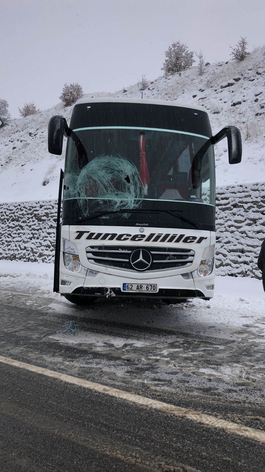 Otobüs buzlanma nedeniyle yoldan çıktı / Foto: Rûdaw Ali Haydar Gözlü