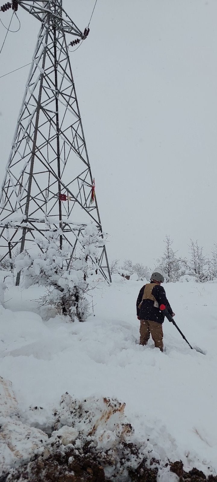 تیمی کارەبای ئامێدی لە کاتی چاککردنەوەی هێڵی 32 کەی ڤی تیمی کارەبای ئامێدی لە کاتی چاککردنەوەی هێڵی 32 کەی ڤی