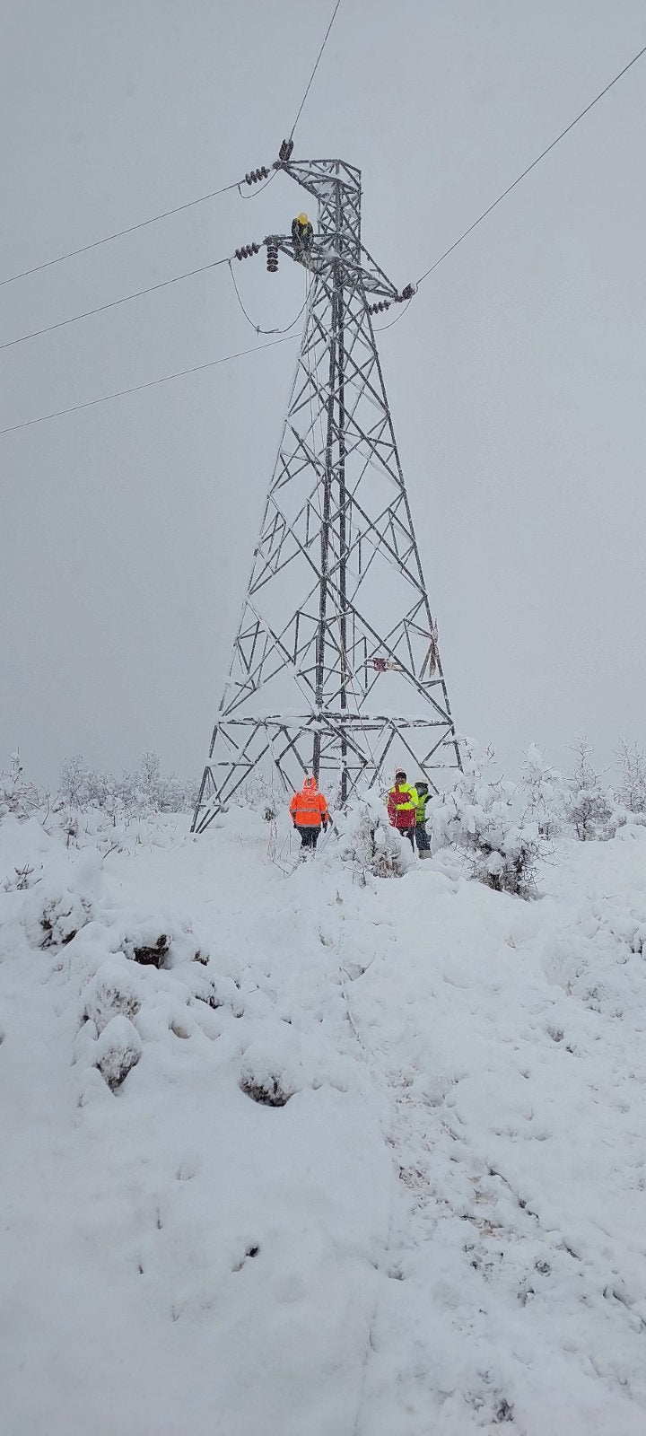 تیمی کارەبای ئامێدی لە کاتی چاککردنەوەی هێڵی 32 کەی ڤی تیمی کارەبای ئامێدی لە کاتی چاککردنەوەی هێڵی 32 کەی ڤی