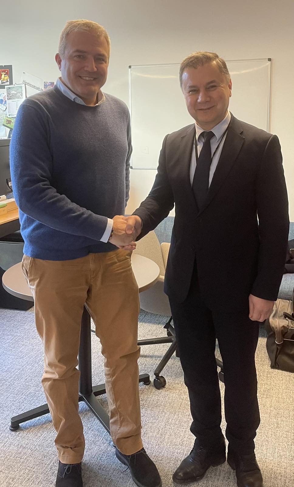 کۆبوونەوەی دلاوەر ئاژگەیی، نوێنەری حکومەتی هەرێمی کوردستان لە یەکێتیی ئەوروپا لەگەڵ کامپۆمینۆزی، پەرلەمانتاری ئیتاڵیا لە پەرلەمانی لە یەکێتیی ئەوروپا