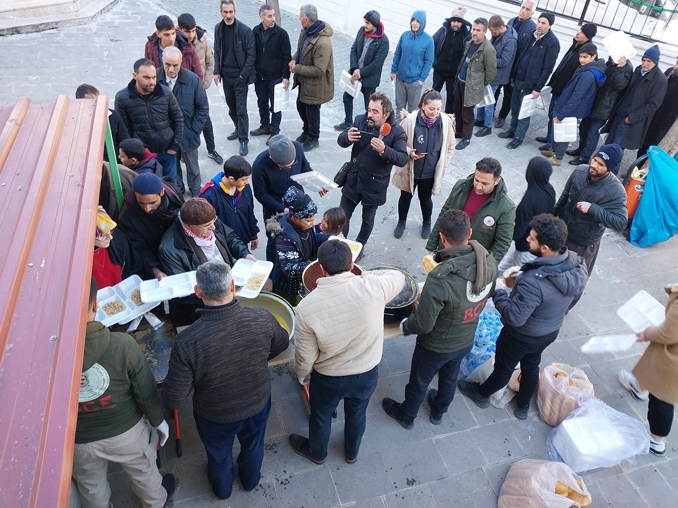 Barzani Yardım Vakfı gönüllüleri depremzedelere yemek dağıtıyor