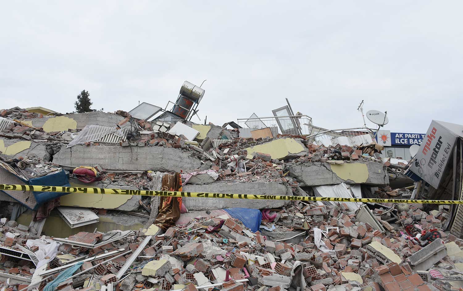 باڵەخانەیەکی رووخاو دوای بوومەلەرزەکە لە مەلەتیی باکووری کوردستان. وێنە؛ AA باڵەخانەیەکی رووخاو دوای بوومەلەرزەکە لە مەلەتیی باکووری کوردستان. وێنە؛ AA