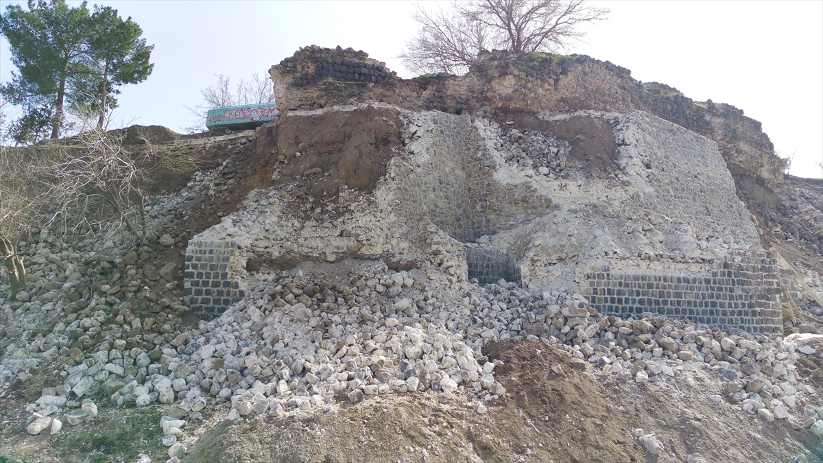 Depremde hasar gören Siverek Kalesi'nden görüntü