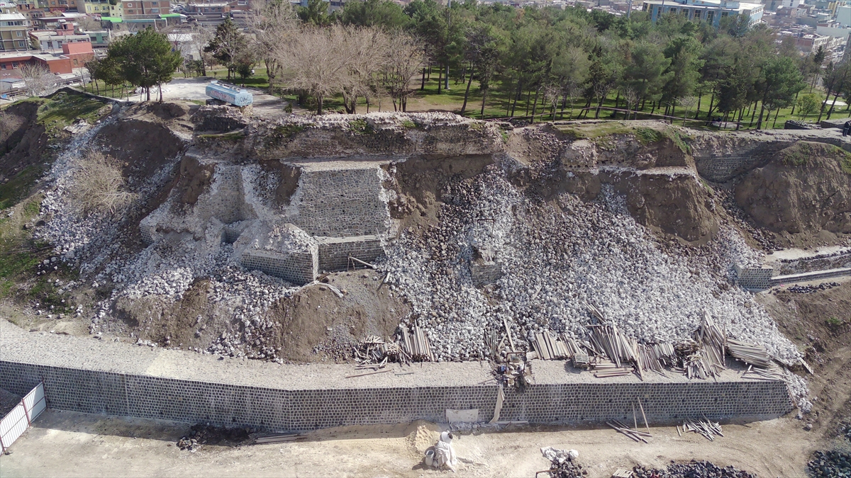 Depremde hasar gören Siverek Kalesi'nden görüntü