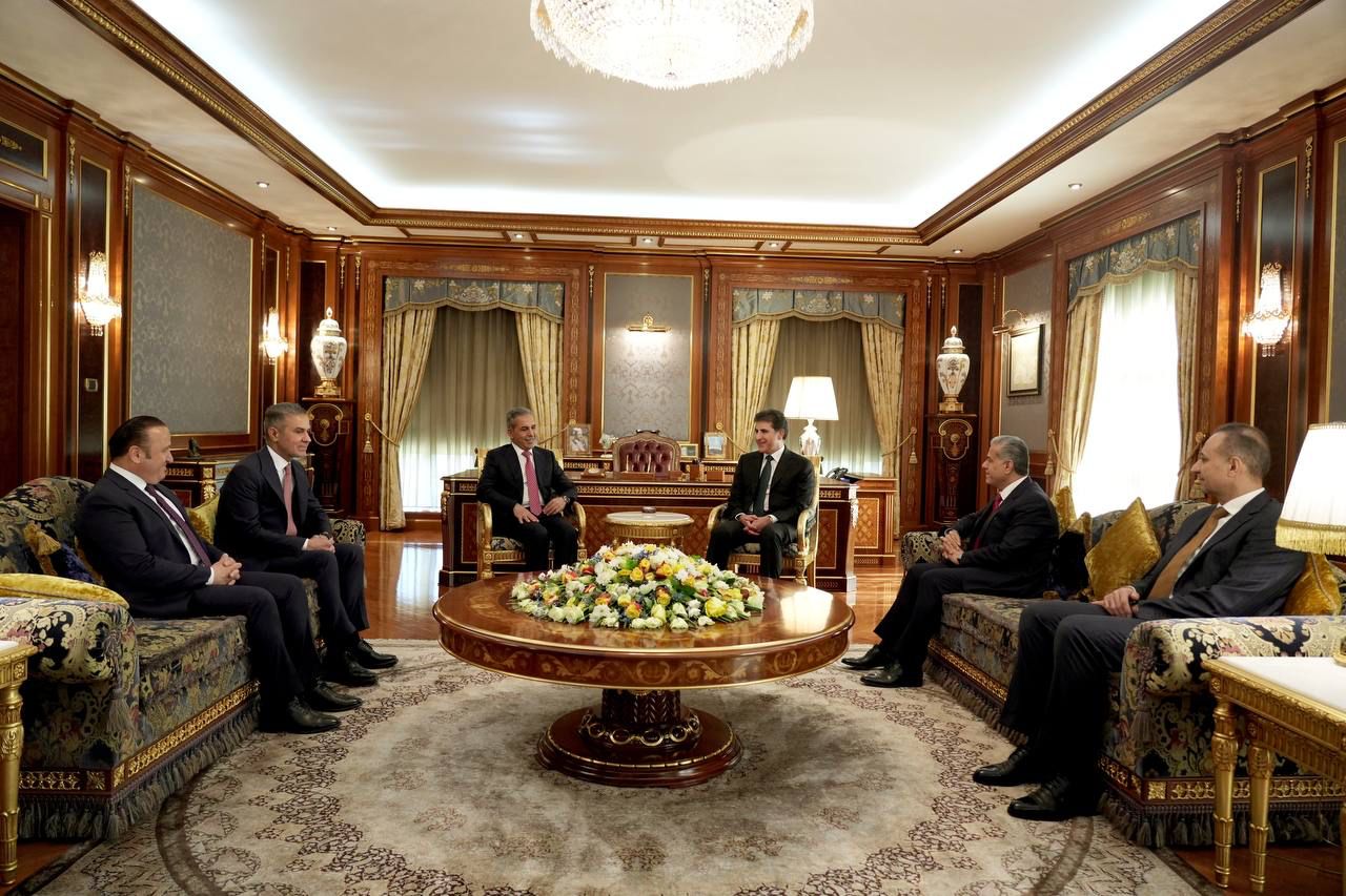 وێنەیەکی دیکەی کۆبوونەوەی نێچیرڤان بارزانی، سەرۆکی هەرێمی کوردستان لەگەڵ فایەق زێدان، سەرۆکی ئەنجوومەنی باڵای دادوەریی عێراق