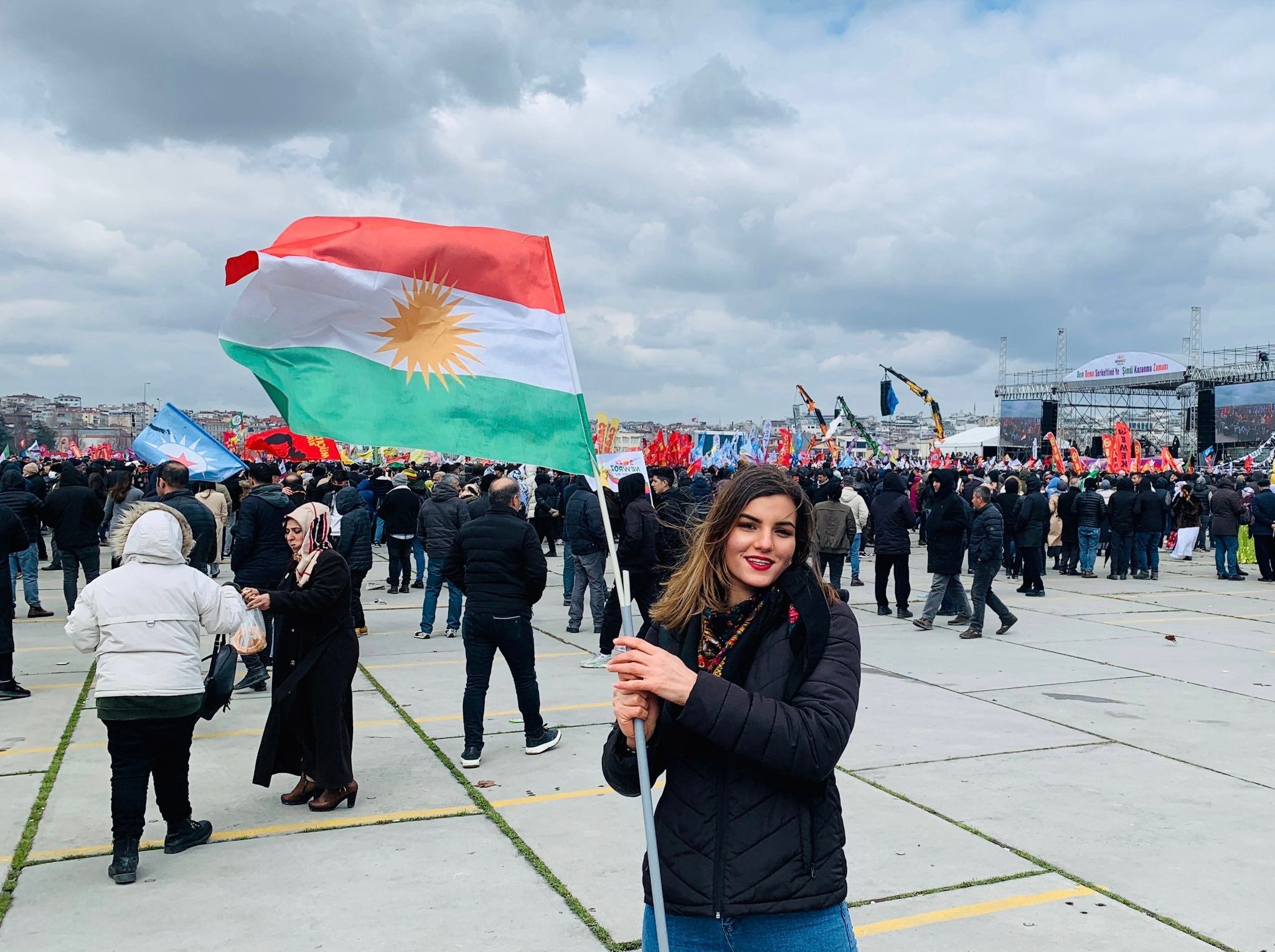 مەقبوولە سەرچە، یەکێکە لەو کچە کوردانەی لە ئاهەنگەکەدا بەشداربووە و وێنەی خۆی لەکاتی شەکاندنەوەی ئاڵای کوردستان بڵاوکردووەتەوە