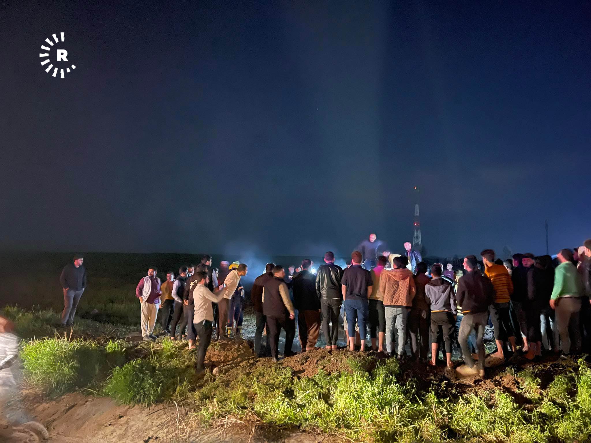 خەڵک لە نزیک شوێنی رووداوەکەن کە بەهۆیەوە سێ کەس گیانیان لەدەستدا