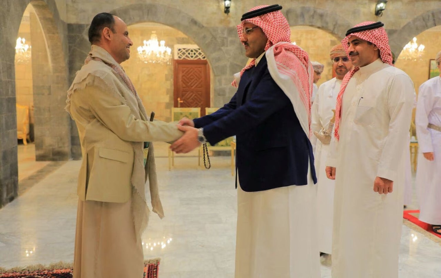 تەوقەکردنی مەهدی مەشات، سەرکردەی حوسییەکان و محەممەد جابر، باڵیۆزی سعودیە بۆ یەمەن