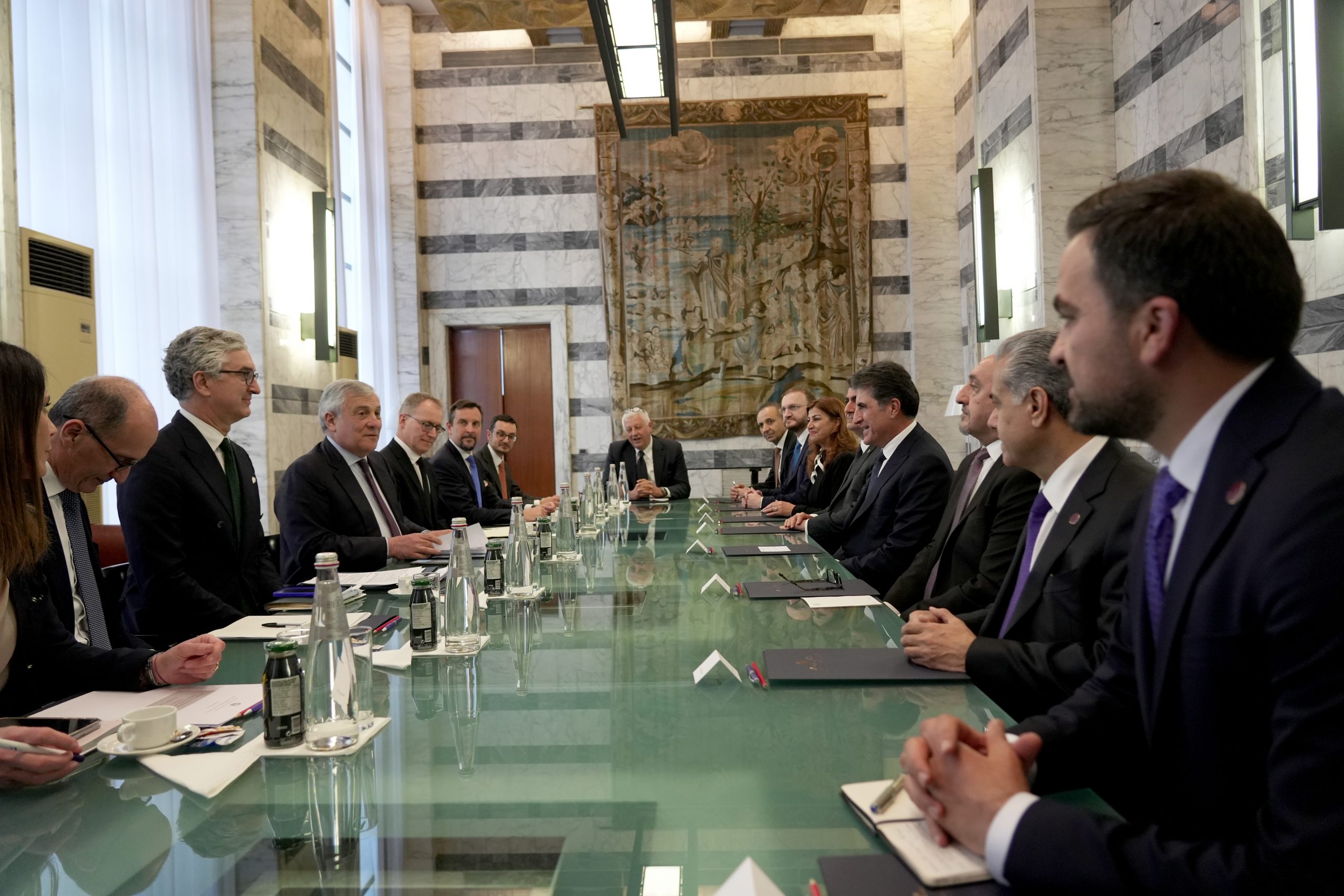 وێنەیەکی دیکەی کۆبوونەوەی نێچیرڤان بارزانی، سەرۆکی هەرێمی کوردستان لەگەڵ ئهنتۆنيۆ تايانى، وهزيرى دهرهوهى ئيتاڵيا