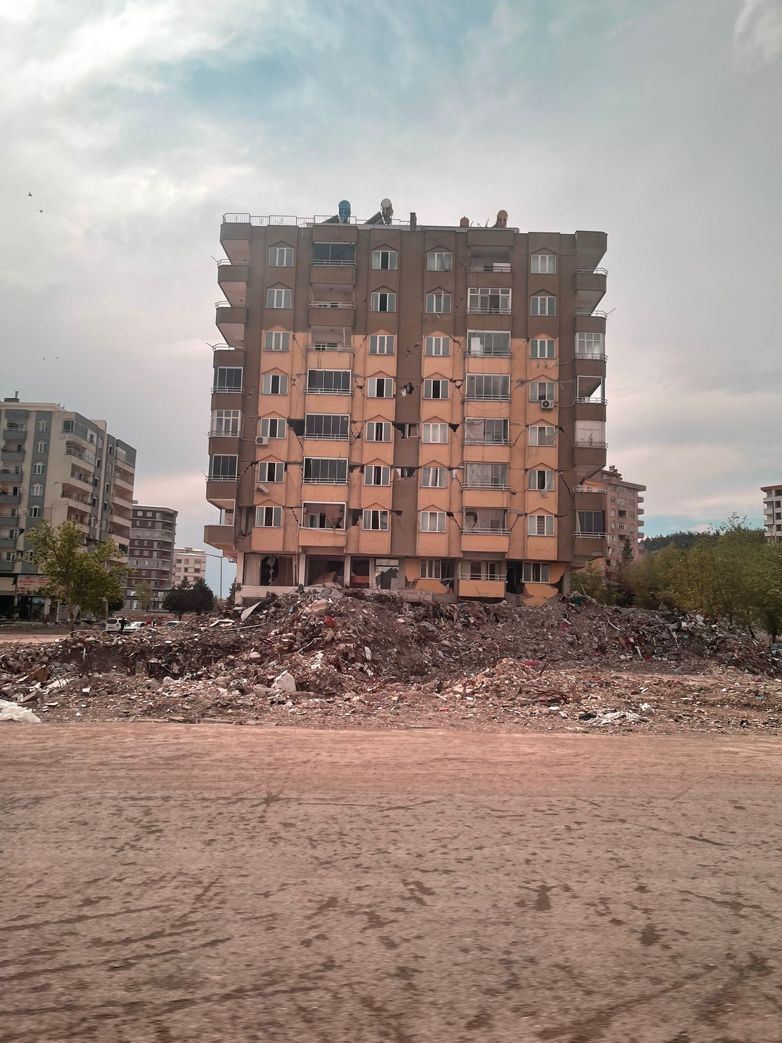 دیمەنێک لە مەڕەشی باکووری کوردستان، ئەو شوێنەی شاندەکە و تیمی رووداو بەسەریان کردووەتەوە