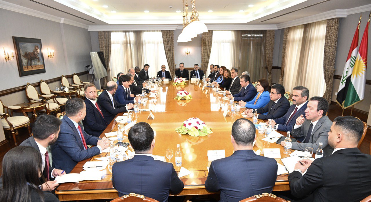 وێنەیەکی دیکەی کۆبوونەوەی مەسرور بارزانی لەگەڵ شاندێکی ئەنجوومەنی بازرگانیی ئەمریکا-کوردستان