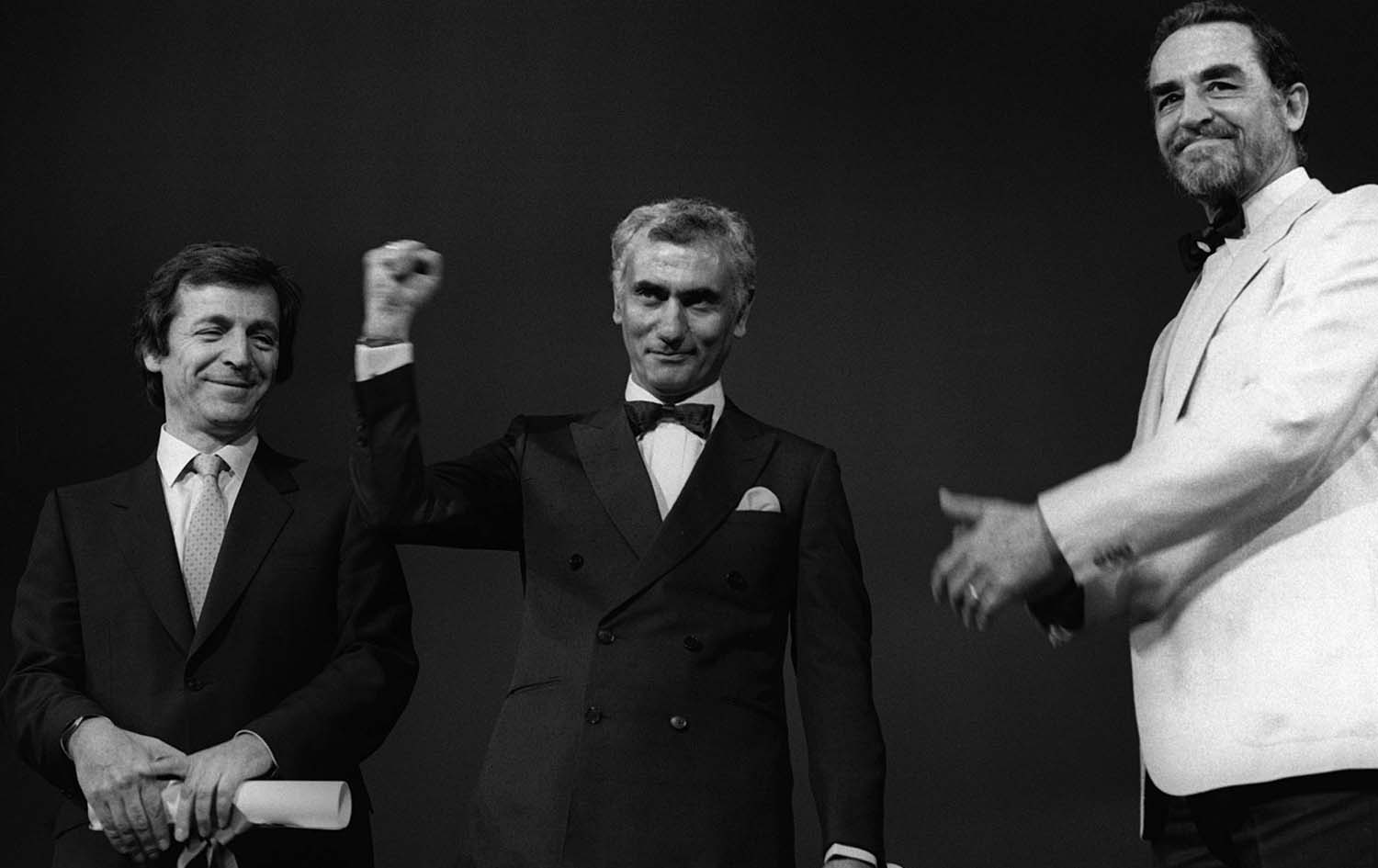 یڵماز گونەی لە کاتی وەرگرتنی خەڵاتی چڵەخورمای زێڕین