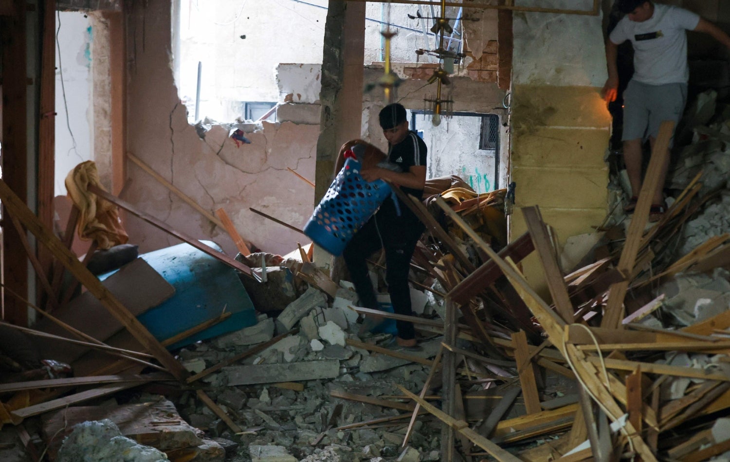 شوێنەواری هێرشەکەی ئیسرائیل لەسەر کامپی بەڵەتەی سەر بە نابلووس لە فەلەستین، وێنە: Zain JAAFAR / AFP