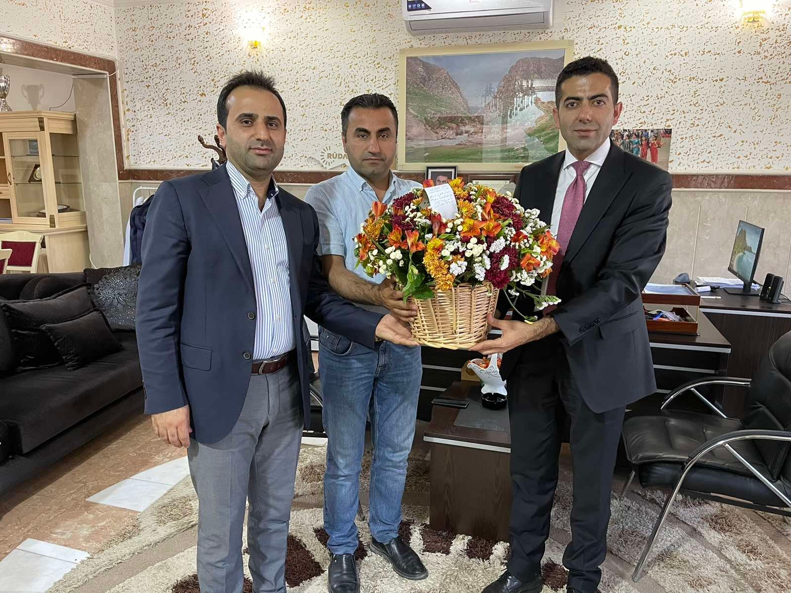 چەپکەگوڵی پیرۆزبایی قایمقامی شێخان بۆ یادی 10ساڵەی رووداو کە ناسر عەلی، بەرپرسی نووسینگەی رووداو لە دهۆک وەری گرت