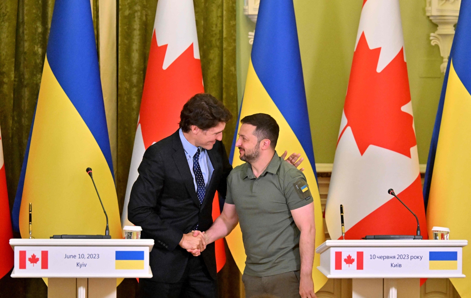 ڤۆلۆدیمیر زیلنسکی و جەستن ترودۆ لەکاتی کۆنگرە رۆژنامەڤانییە هاوبەشەکەیان لە کیێڤ، وێنە: Sergei SUPINSKY / AFP