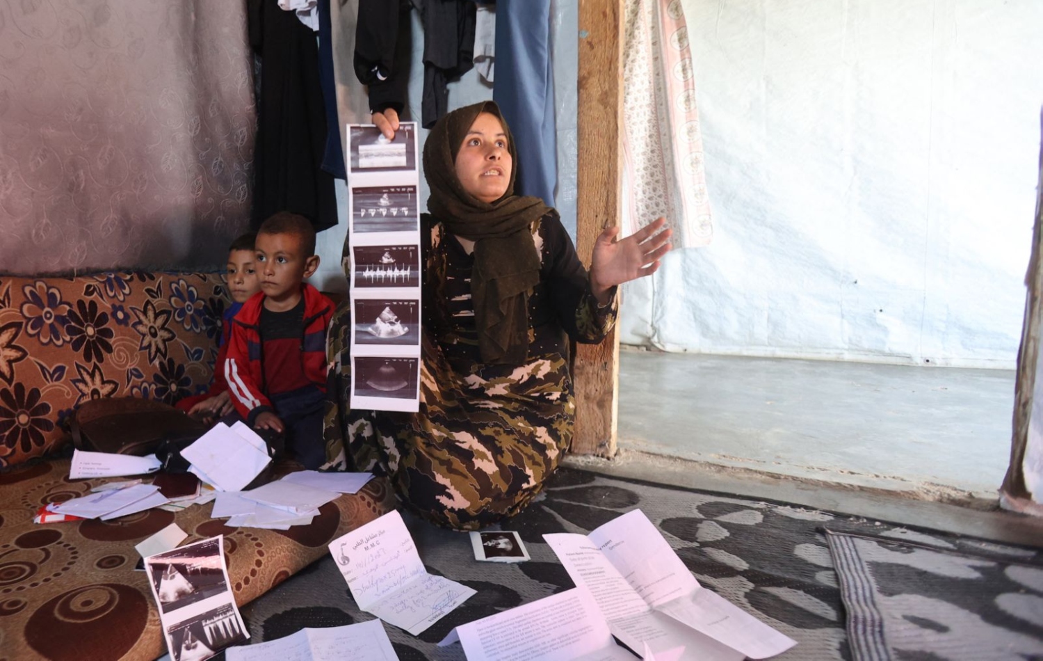 غوفران دۆکیومێنتە پزیشکییەکان نیشاندەدات، کە دەریدەخەن هەردوو کوڕەکەی نەخۆشیی دڵیان هەیە، وێنە: ANWAR AMRO / AFP