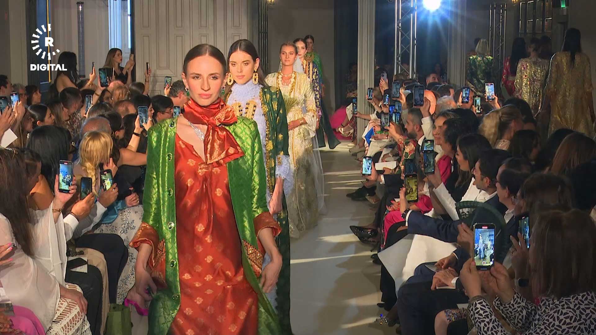 دیمەنێک لە نمایشی کۆلێکشنی جلوبەرگی کوردی لە دیزایینی لارا دزەیی، هەفتەی نمایشی پاریس