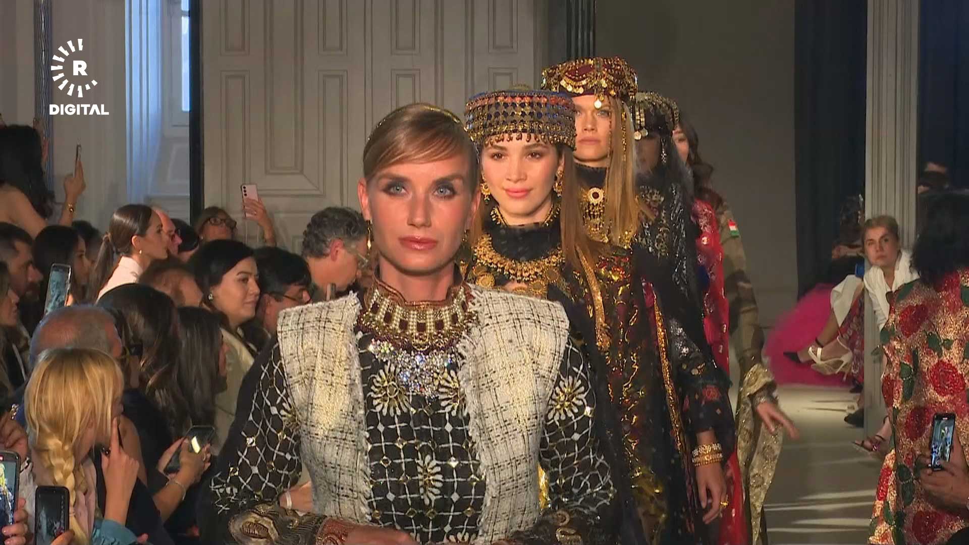 دیمەنێک لە نمایشی کۆلێکشنی جلوبەرگی کوردی لە دیزایینی لارا دزەیی، هەفتەی نمایشی پاریس