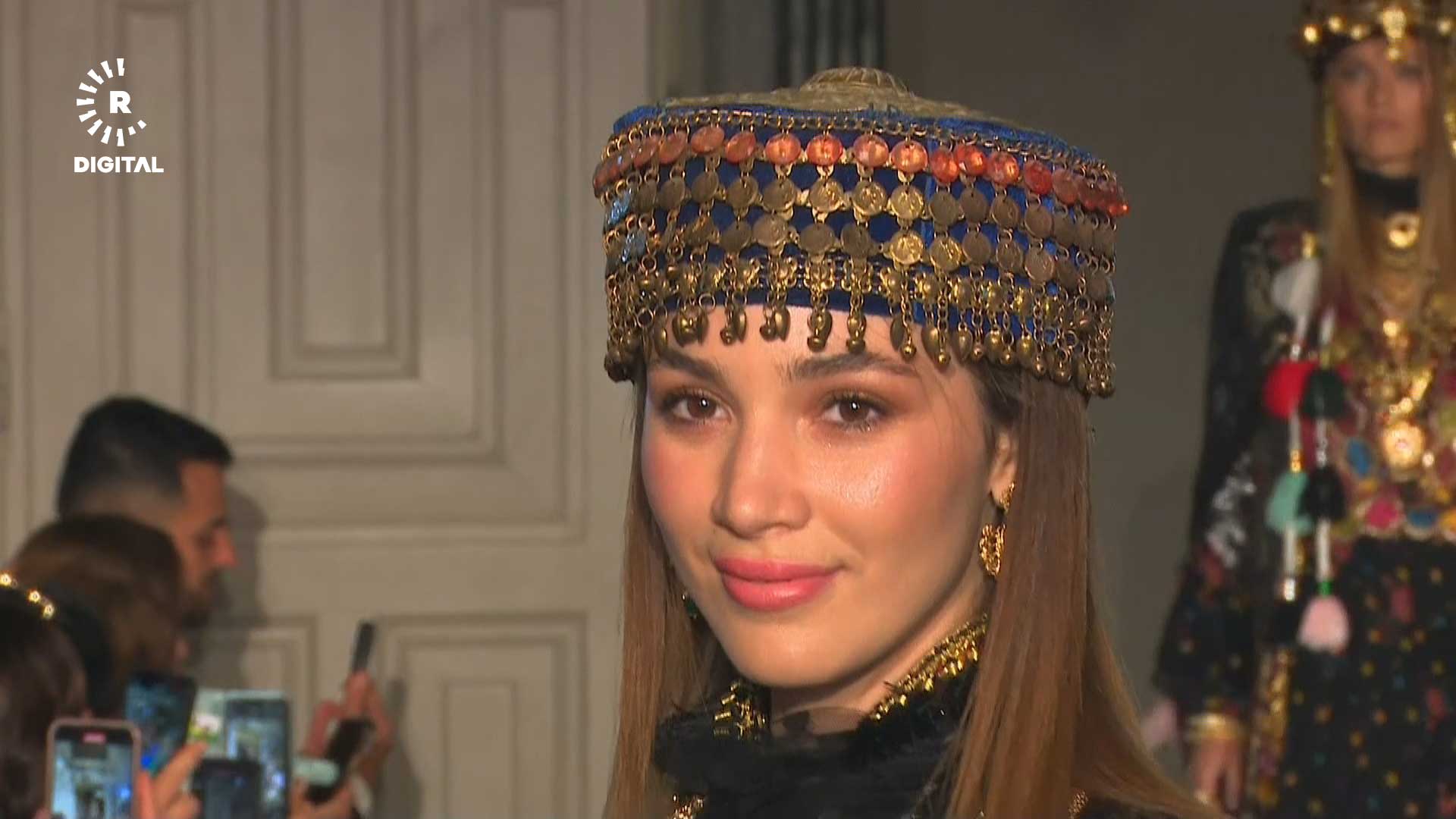 دیمەنێک لە نمایشی کۆلێکشنی جلوبەرگی کوردی لە دیزایینی لارا دزەیی، هەفتەی نمایشی پاریس