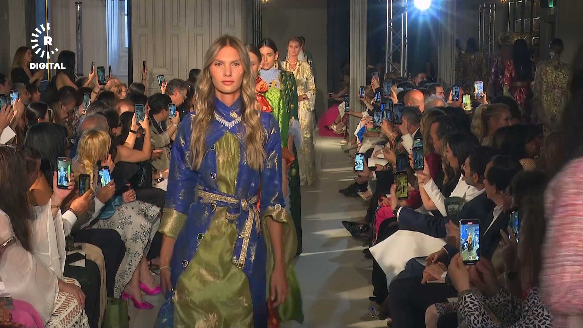 دیمەنێک لە نمایشی کۆلێکشنی جلوبەرگی کوردی لە دیزایینی لارا دزەیی، هەفتەی نمایشی پاریس