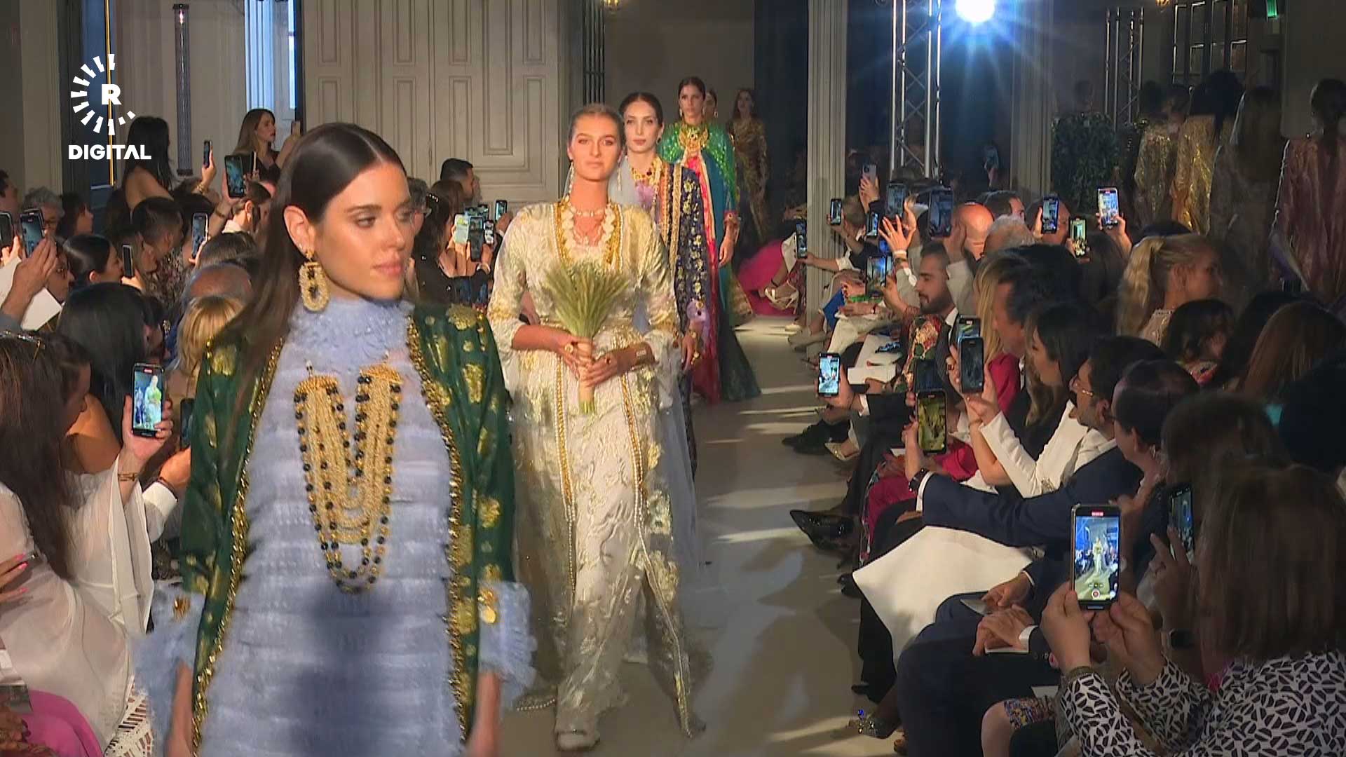 دیمەنێک لە نمایشی کۆلێکشنی جلوبەرگی کوردی لە دیزایینی لارا دزەیی، هەفتەی نمایشی پاریس