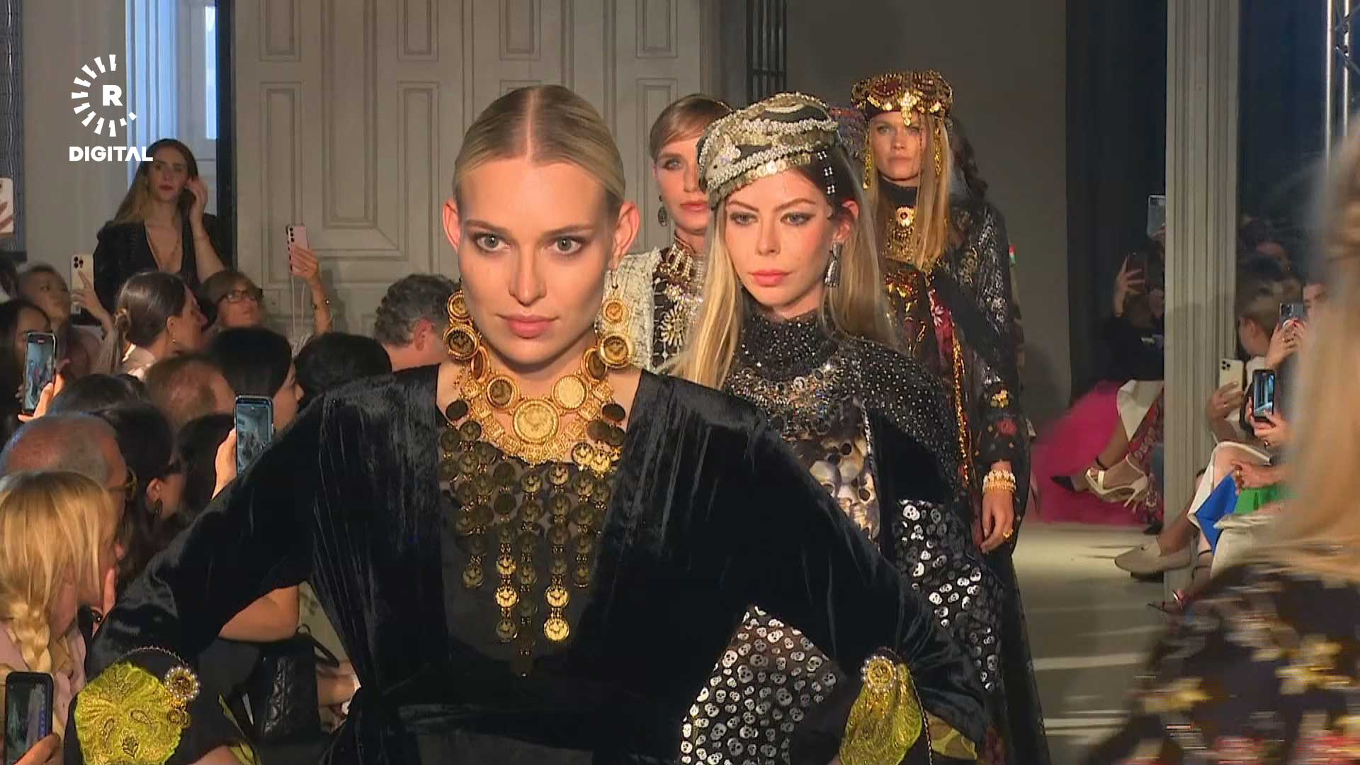 دیمەنێک لە نمایشی کۆلێکشنی جلوبەرگی کوردی لە دیزایینی لارا دزەیی، هەفتەی نمایشی پاریس